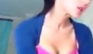 brunette lingerie kniekousen speeltje webcam