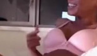 brunette masturbation jouet webcam tout droit